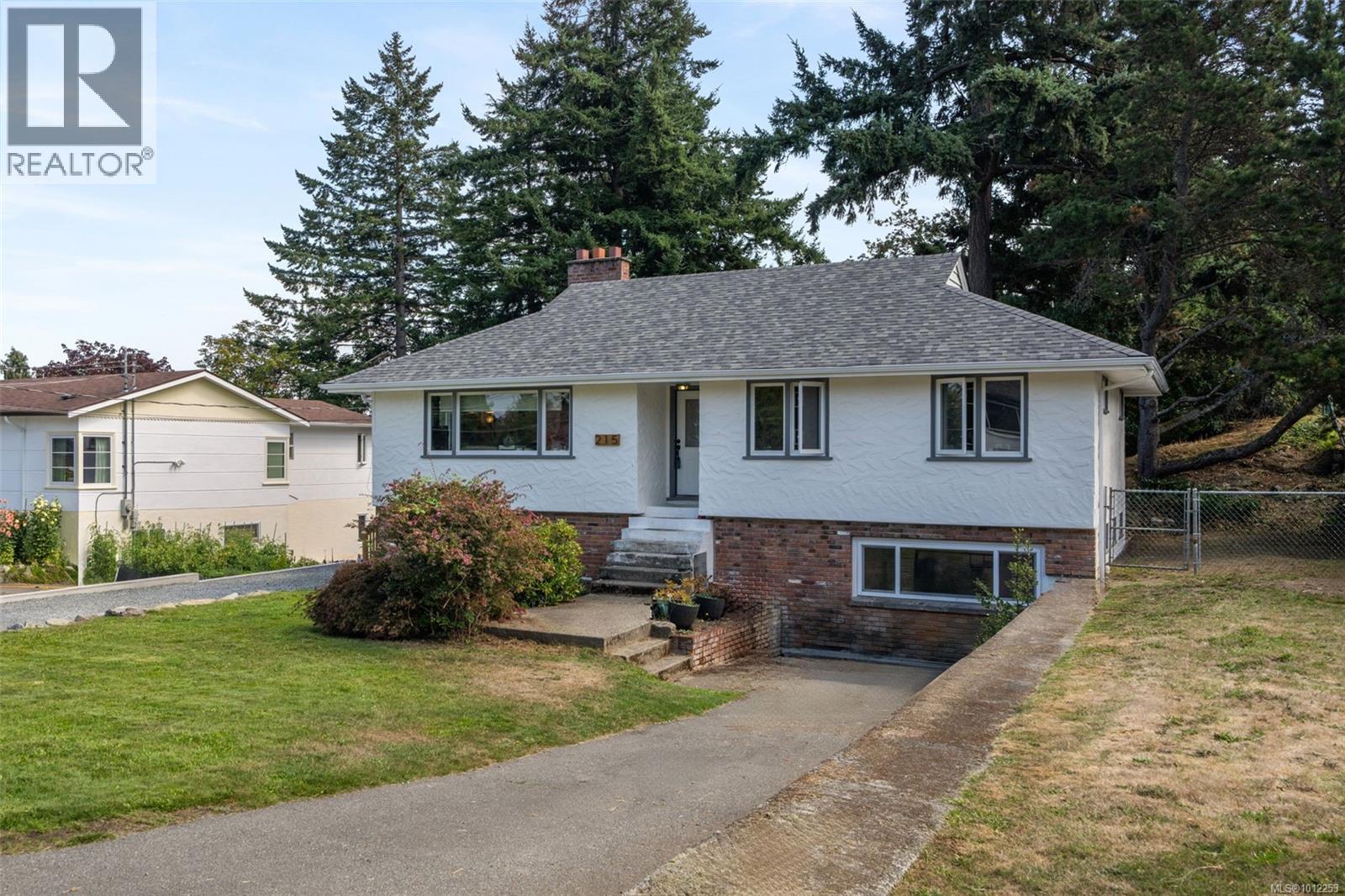 Property at 215 Suzanne Pl image 5