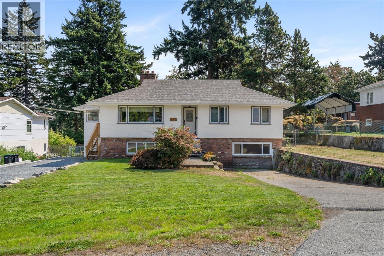 Property at 215 Suzanne Pl image 1