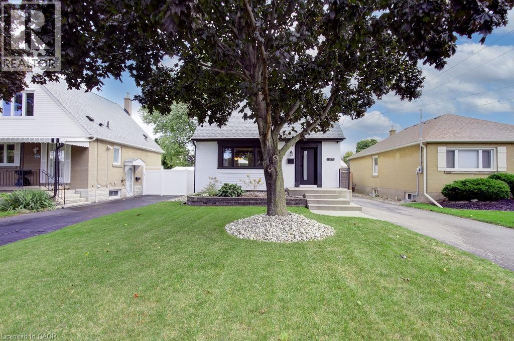 197 East 43rd Street, Hamilton, Ontario  L8T 3C3 - Photo 2 - 40766229