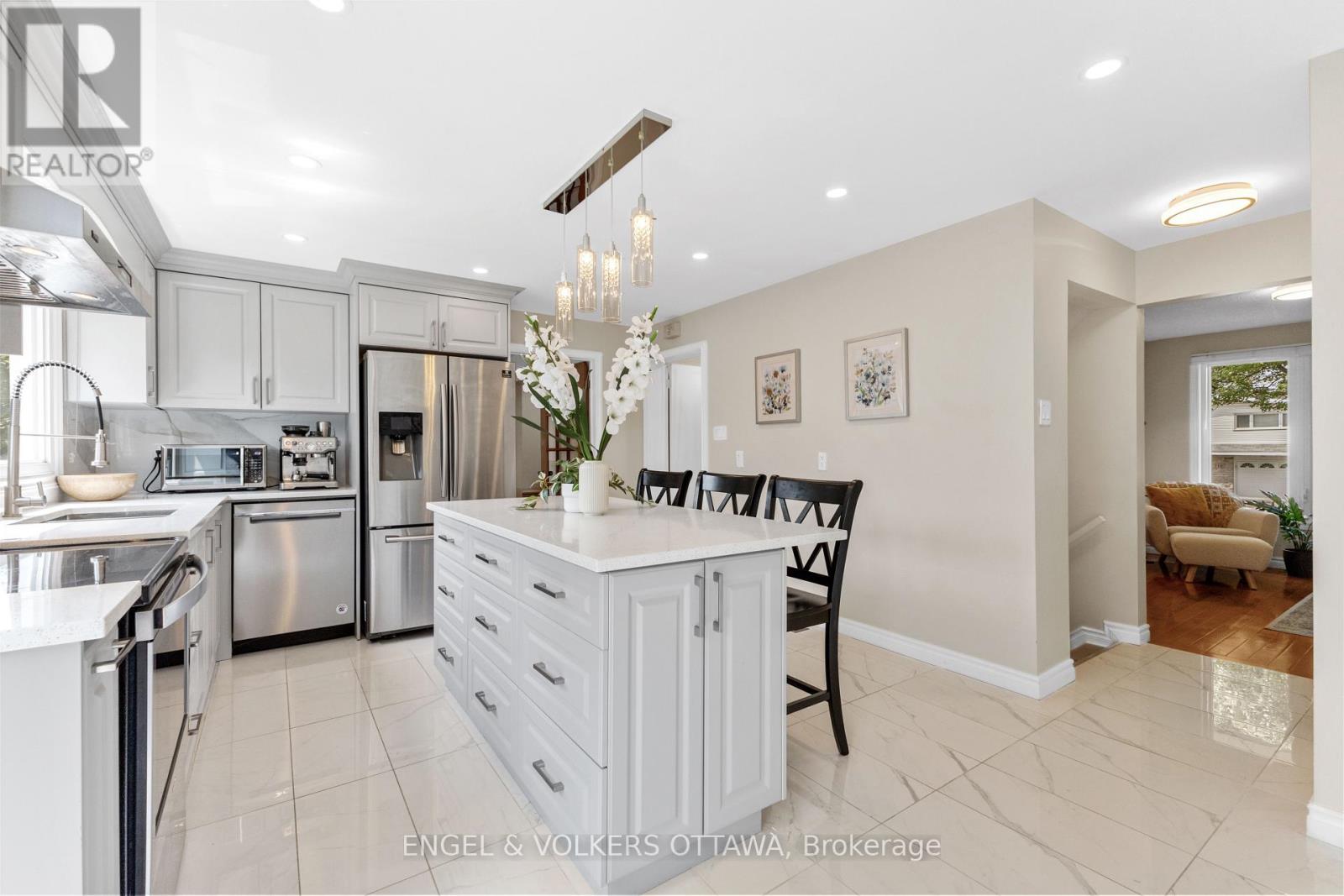 97 Queensline Drive, Ottawa, Ontario  K2H 7J6 - Photo 12 - X12381564