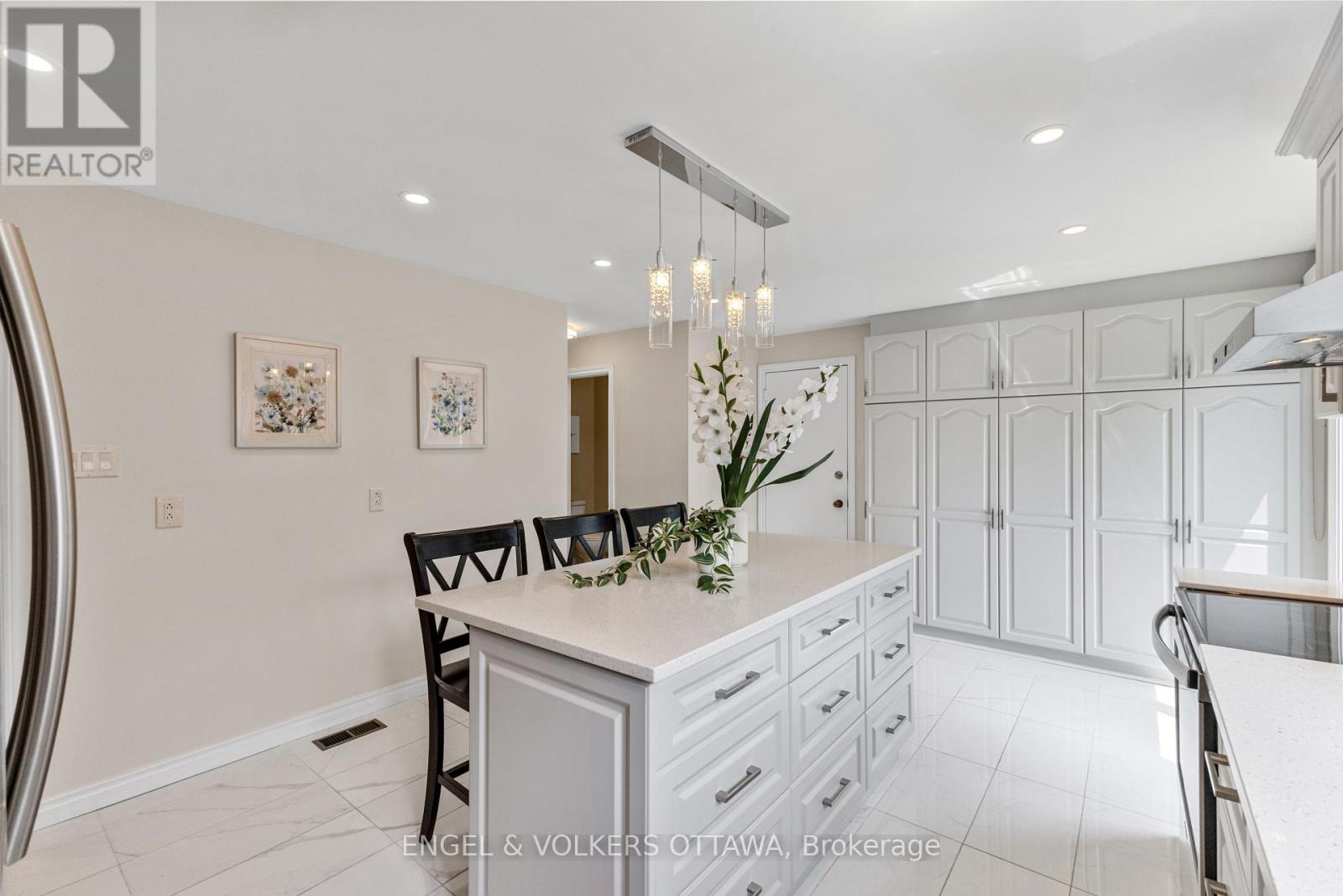 97 Queensline Drive, Ottawa, Ontario  K2H 7J6 - Photo 13 - X12381564
