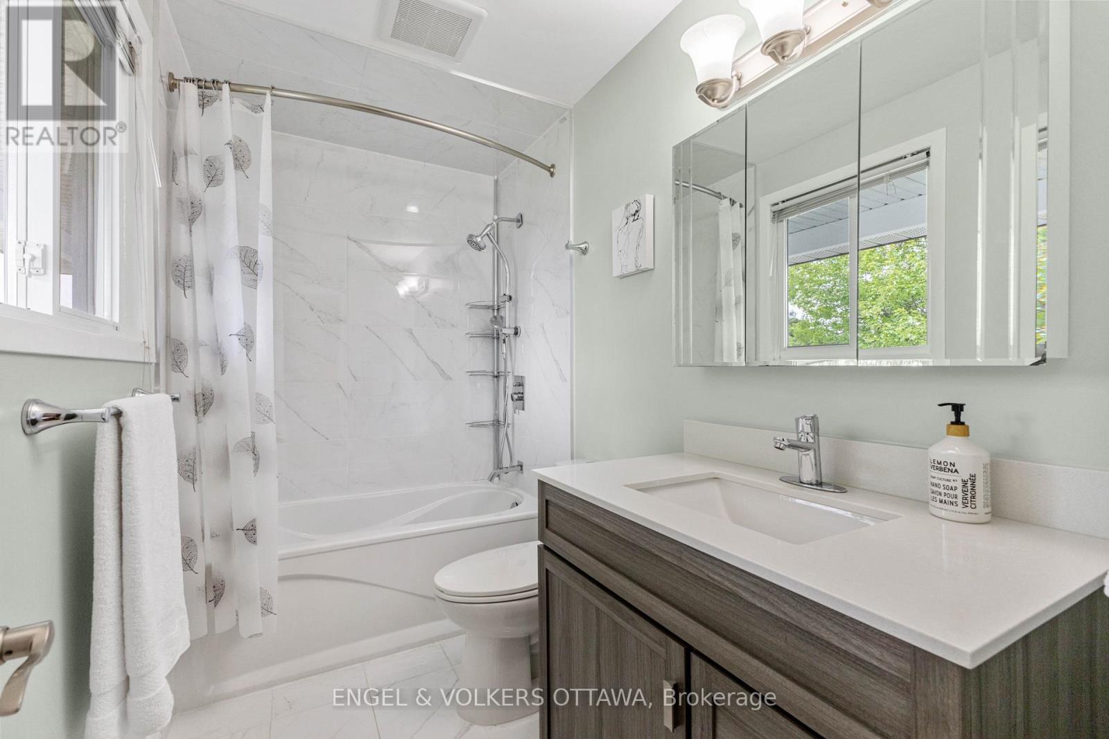 97 Queensline Drive, Ottawa, Ontario  K2H 7J6 - Photo 20 - X12381564