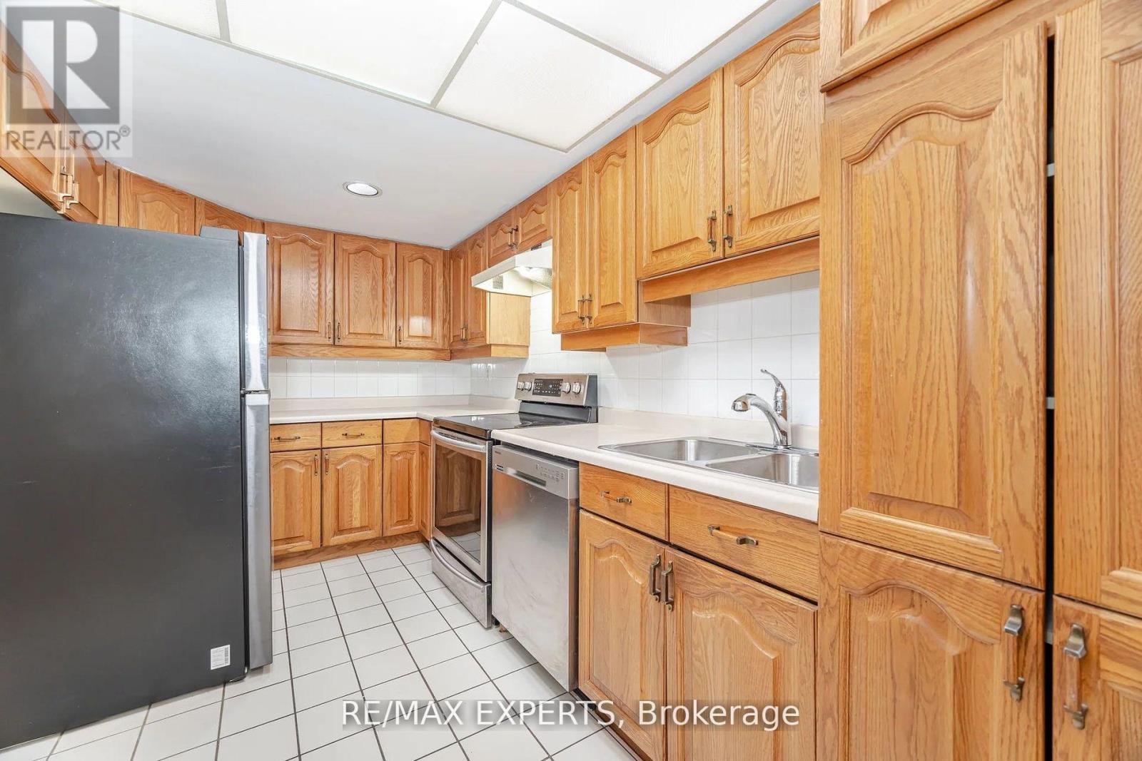 305 - 100 Arbors Lane, Vaughan (West Woodbridge), Ontario  L4L 7G4 - Photo 10 - N12381286