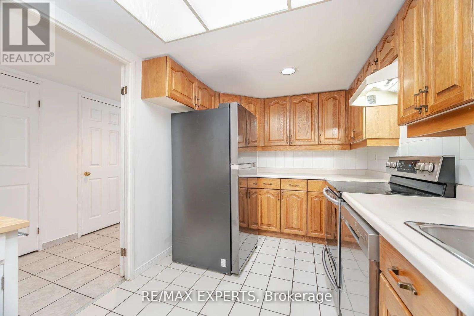 305 - 100 Arbors Lane, Vaughan (West Woodbridge), Ontario  L4L 7G4 - Photo 12 - N12381286