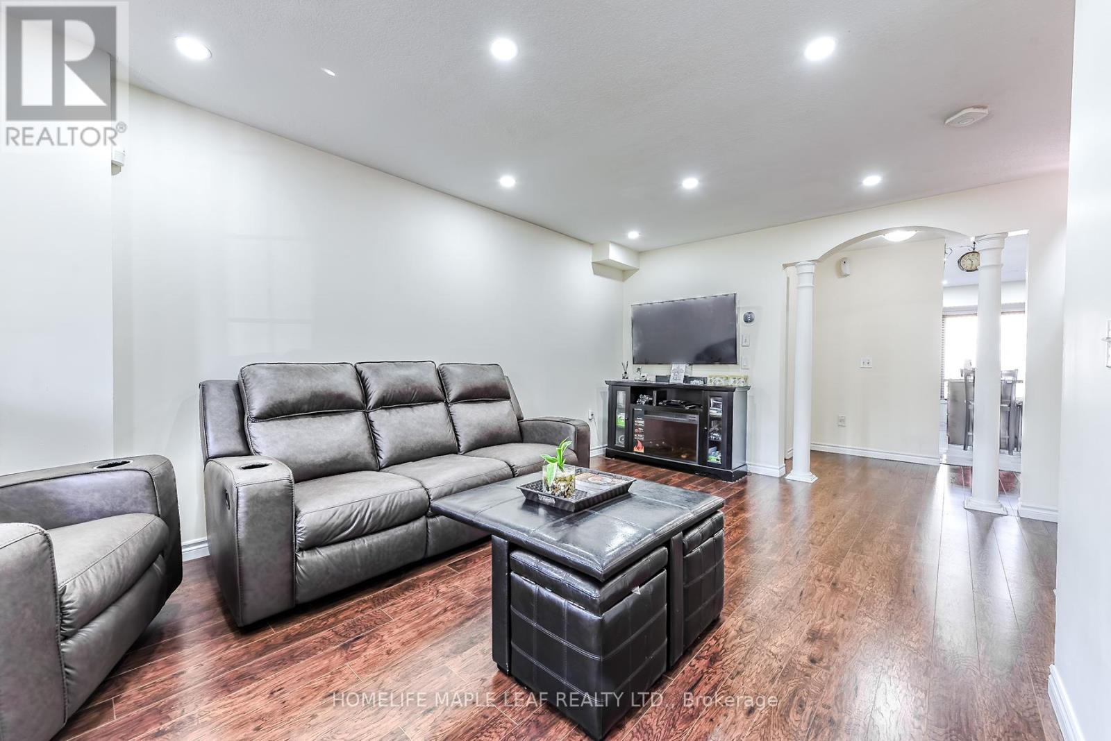 45 Seaside Circle, Brampton, Ontario  L6R 2G7 - Photo 9 - W12381366