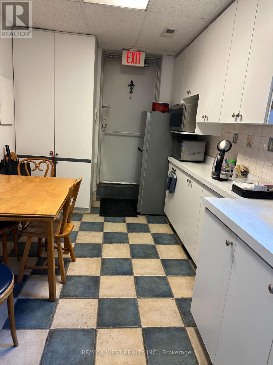 658 Bloor Street W, Toronto (Annex), Ontario  M6G 1K9 - Photo 12 - C12380406