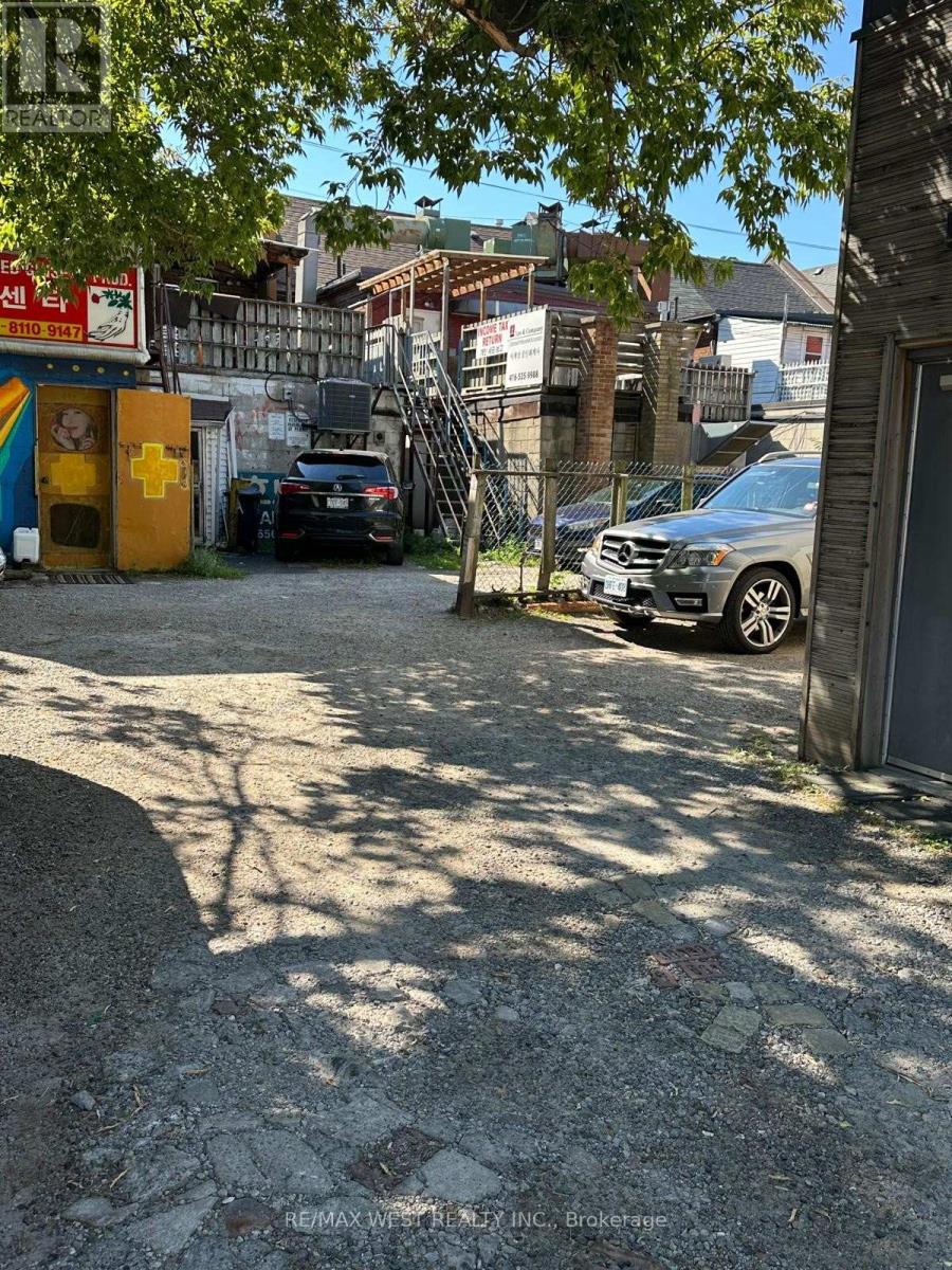 658 Bloor Street W, Toronto (Annex), Ontario  M6G 1K9 - Photo 9 - C12380406
