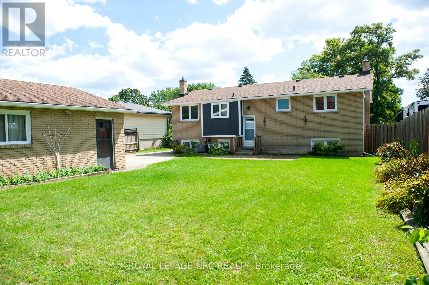 66 Rolling Acres Drive, Welland, Ontario  L3C 3N3 - Photo 5 - X12362308