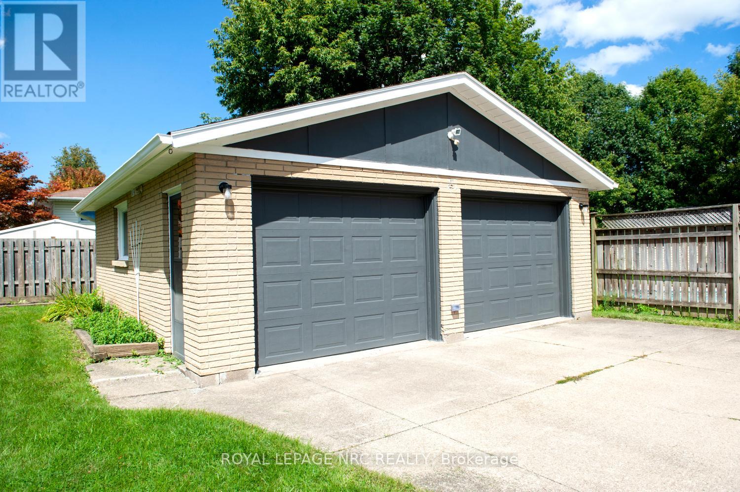 66 Rolling Acres Drive, Welland, Ontario  L3C 3N3 - Photo 6 - X12362308