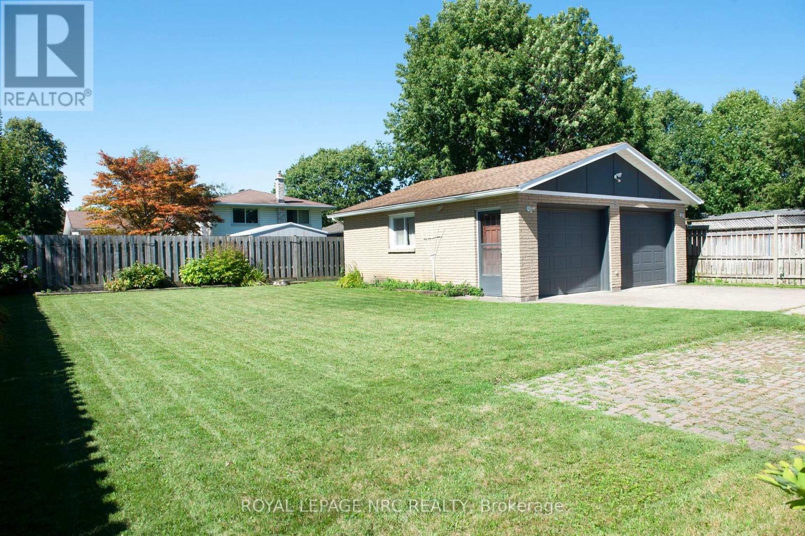 66 Rolling Acres Drive, Welland, Ontario  L3C 3N3 - Photo 7 - X12362308