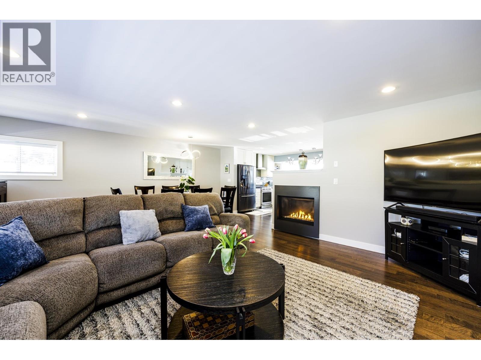887 E 17th Street, North Vancouver, British Columbia  V7L 2X2 - Photo 2 - R3043654