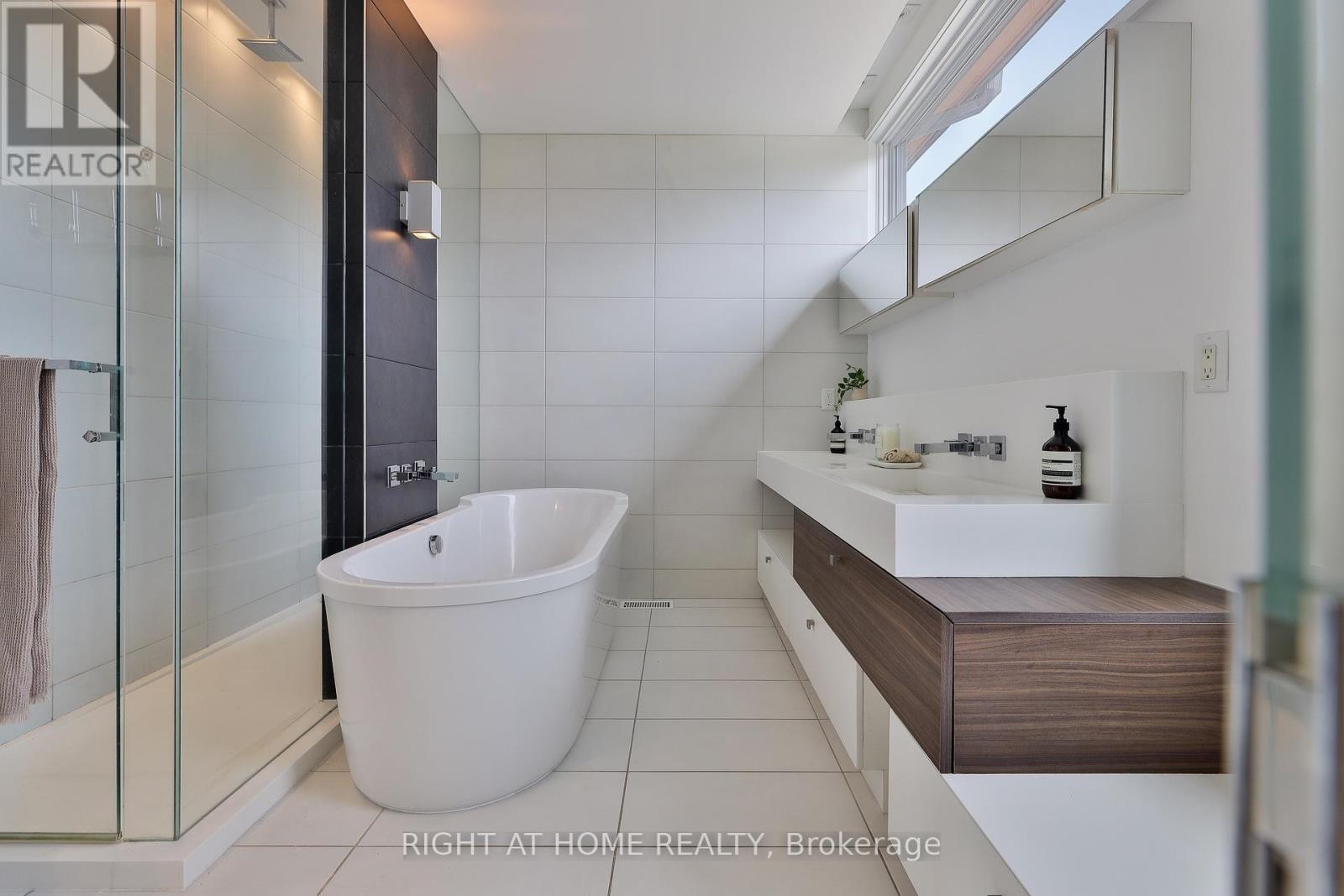 207 Claremont Street, Toronto, Ontario  M6J 2N1 - Photo 18 - C12381417