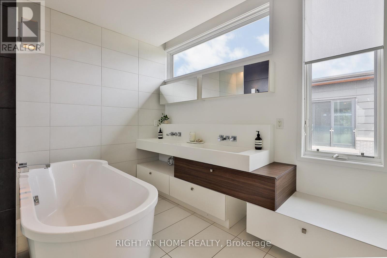 207 Claremont Street, Toronto, Ontario  M6J 2N1 - Photo 19 - C12381417