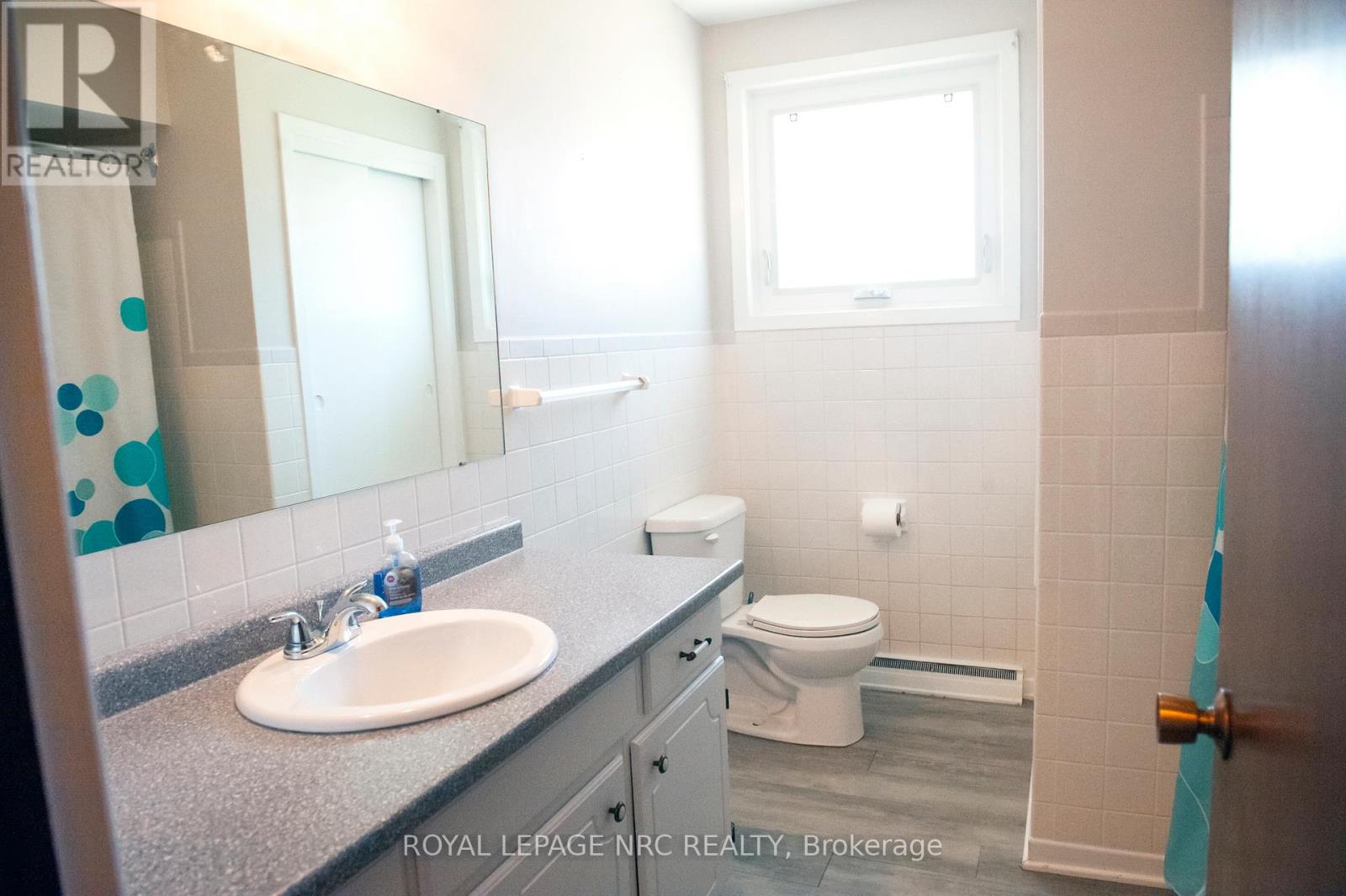 66 Rolling Acres Drive, Welland, Ontario  L3C 3N3 - Photo 17 - X12362308