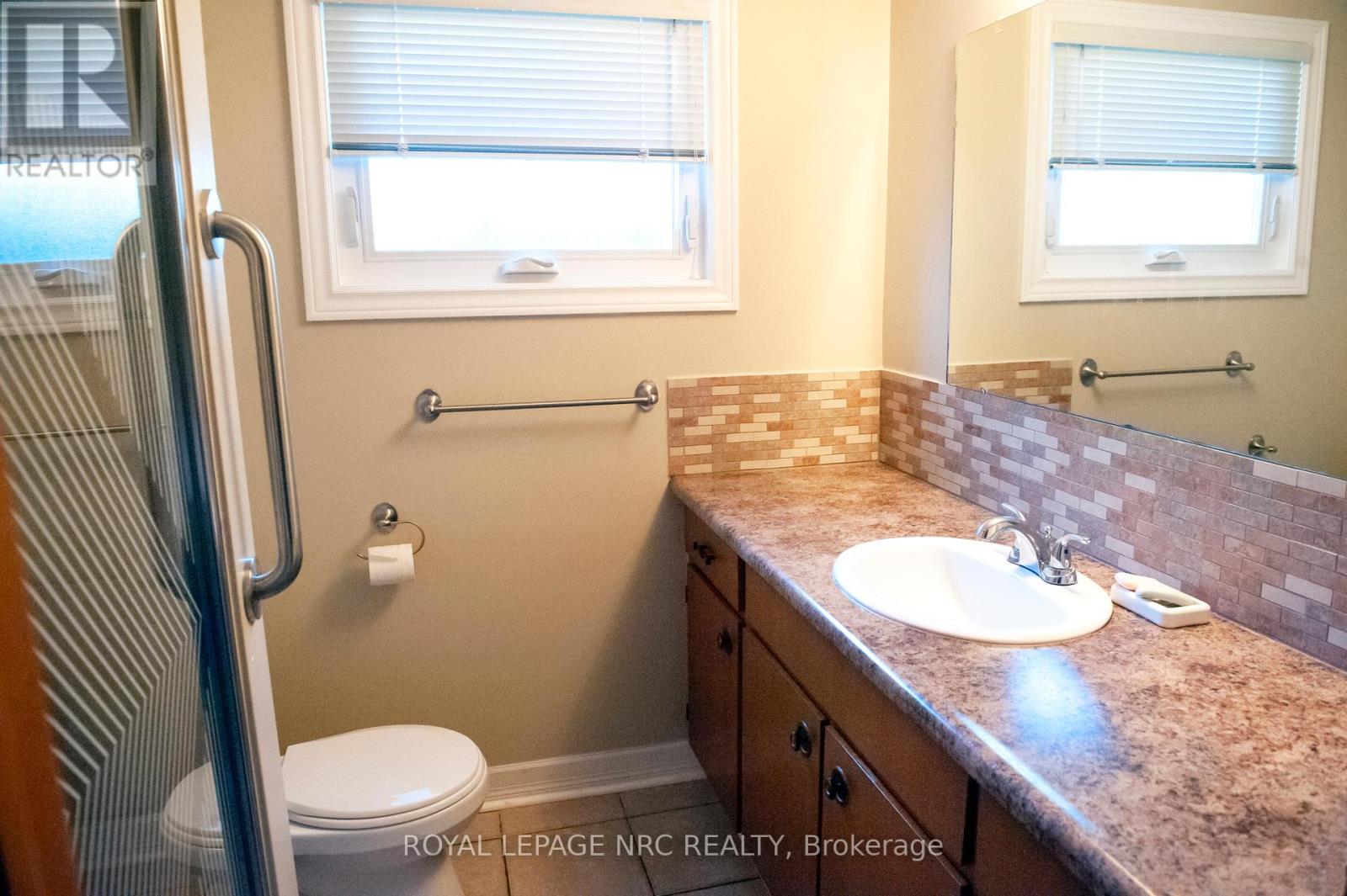66 Rolling Acres Drive, Welland, Ontario  L3C 3N3 - Photo 20 - X12362308