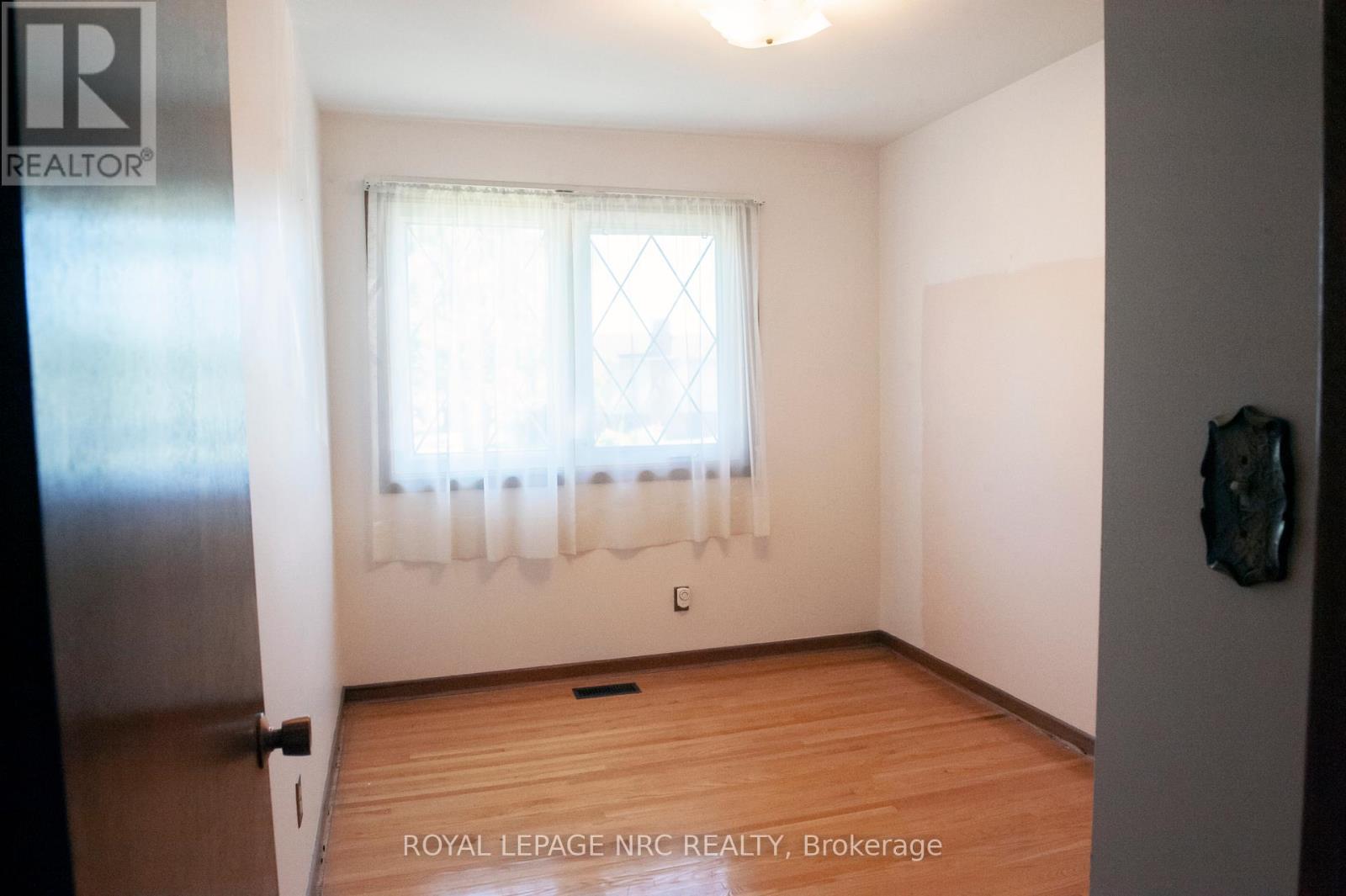 66 Rolling Acres Drive, Welland, Ontario  L3C 3N3 - Photo 15 - X12362308
