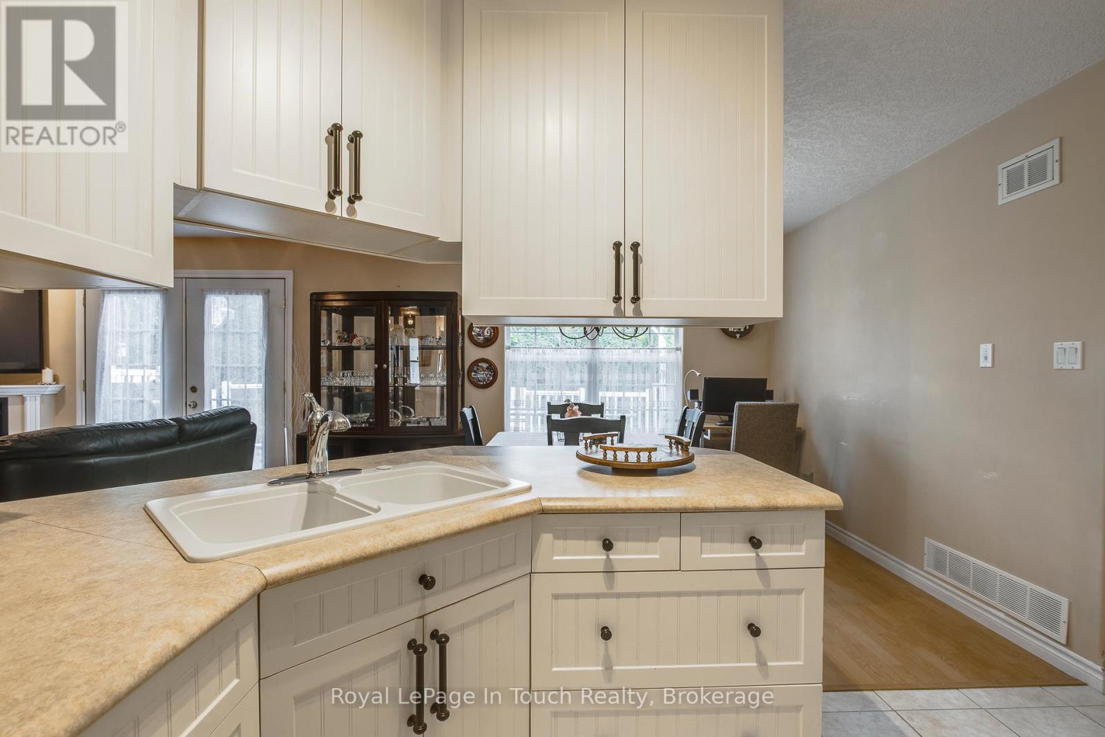 59 Stocco Circle, Tiny, Ontario  L0L 2T0 - Photo 12 - S12381714