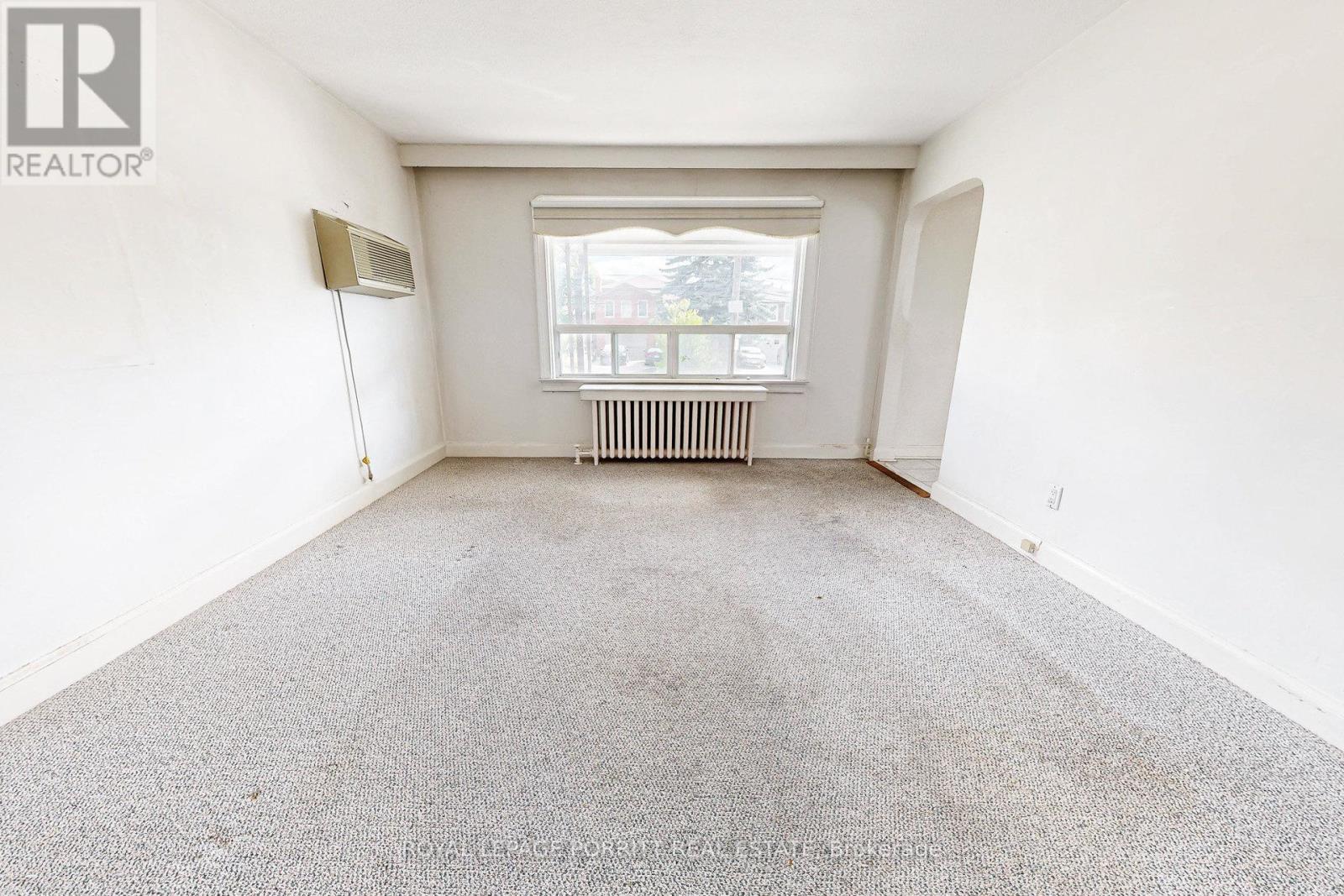 18 Stephen Drive, Toronto, Ontario  M8Y 3M6 - Photo 11 - W12381524