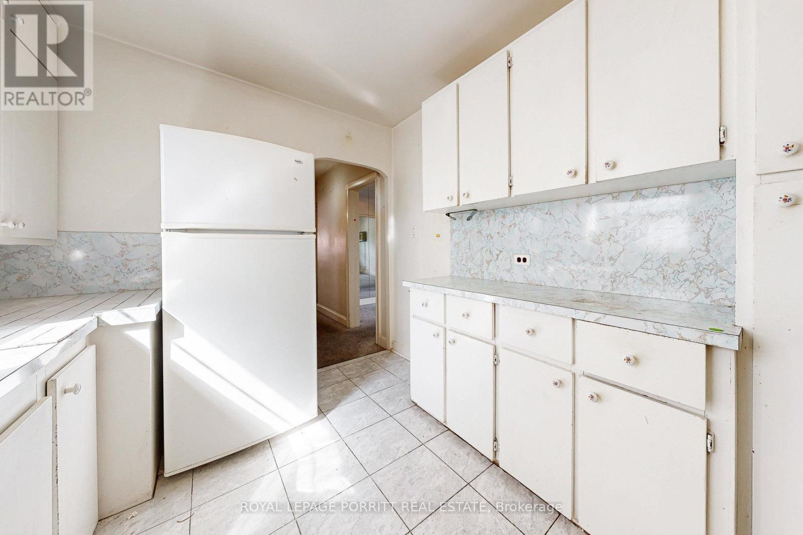 18 Stephen Drive, Toronto, Ontario  M8Y 3M6 - Photo 16 - W12381524