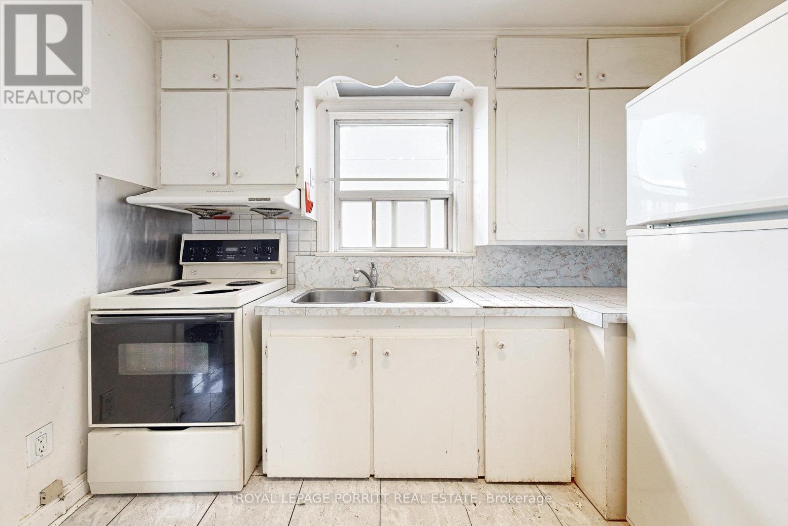 18 Stephen Drive, Toronto, Ontario  M8Y 3M6 - Photo 17 - W12381524