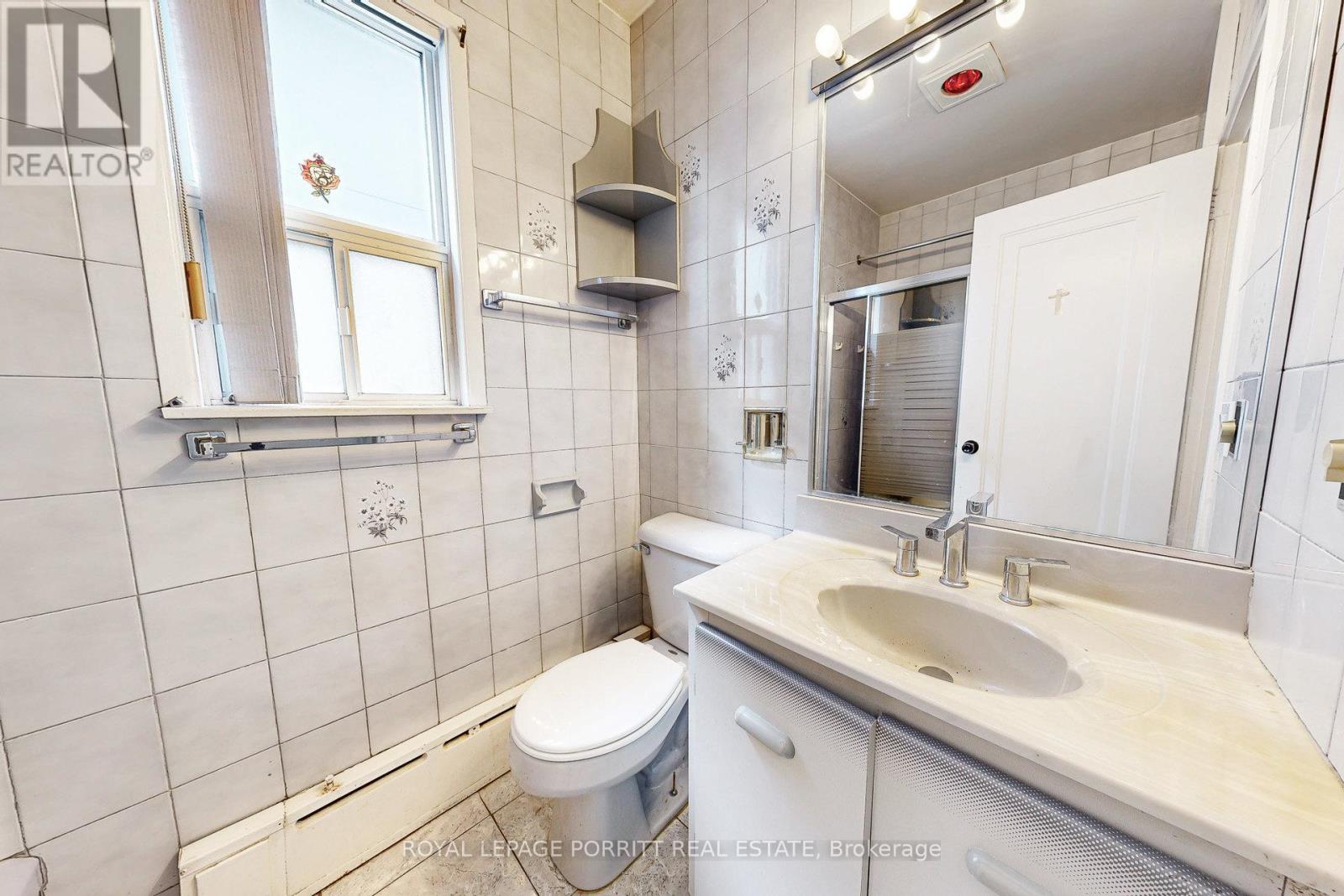18 Stephen Drive, Toronto, Ontario  M8Y 3M6 - Photo 19 - W12381524