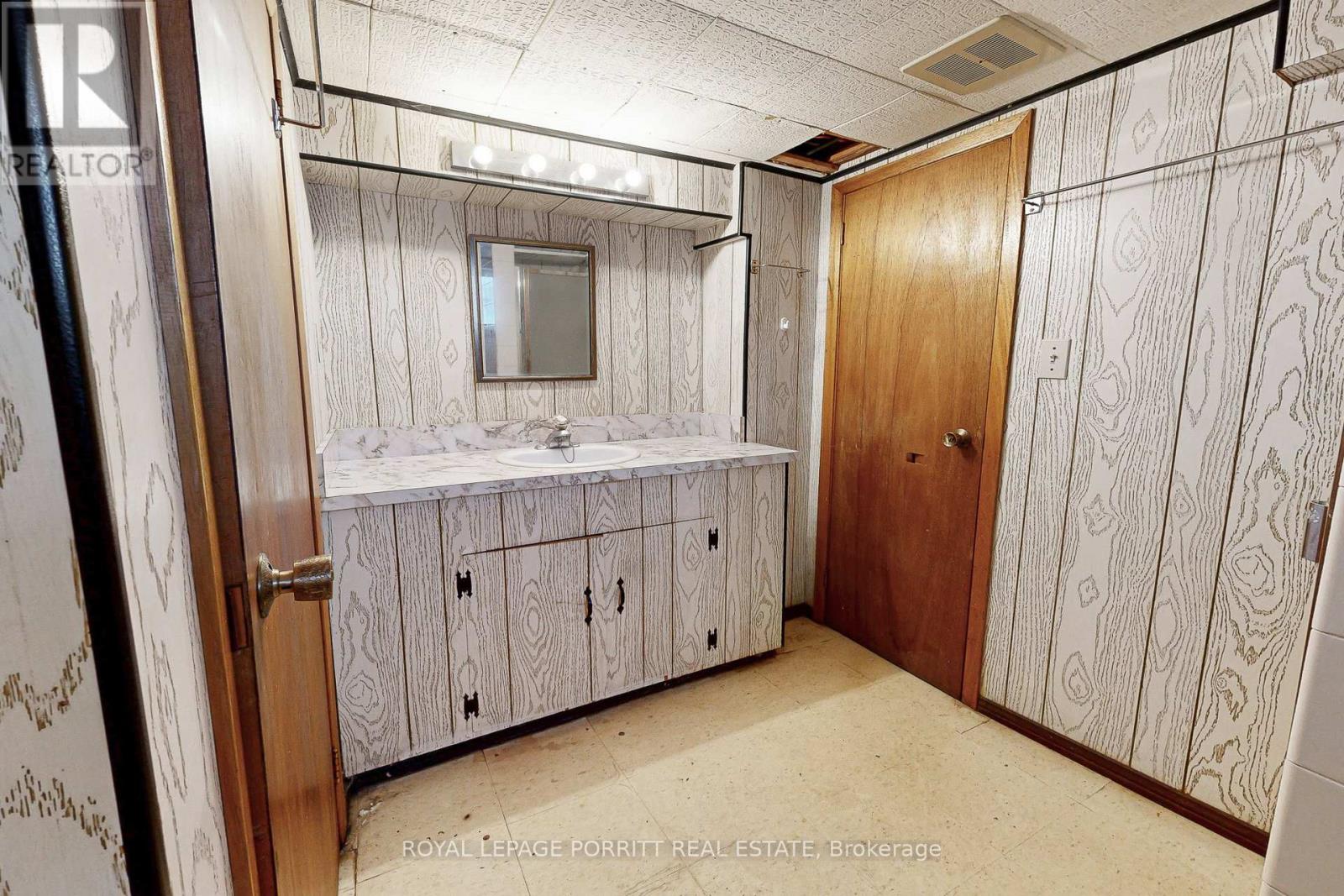 18 Stephen Drive, Toronto, Ontario  M8Y 3M6 - Photo 37 - W12381524