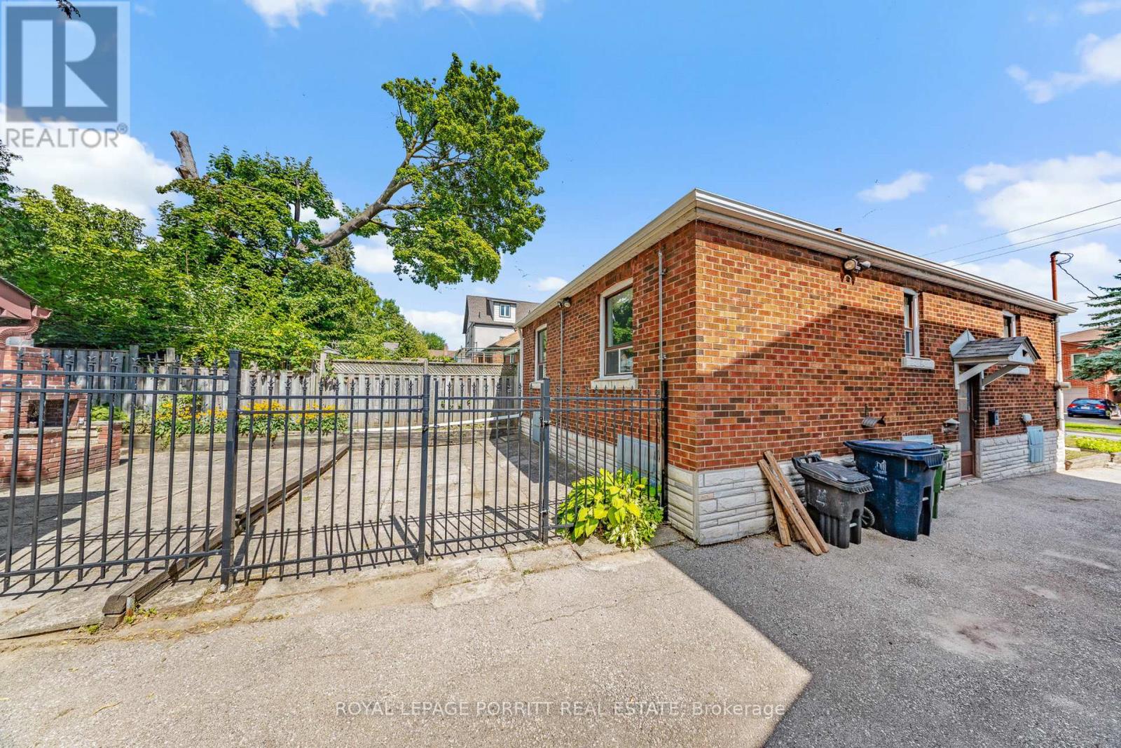18 Stephen Drive, Toronto, Ontario  M8Y 3M6 - Photo 40 - W12381524