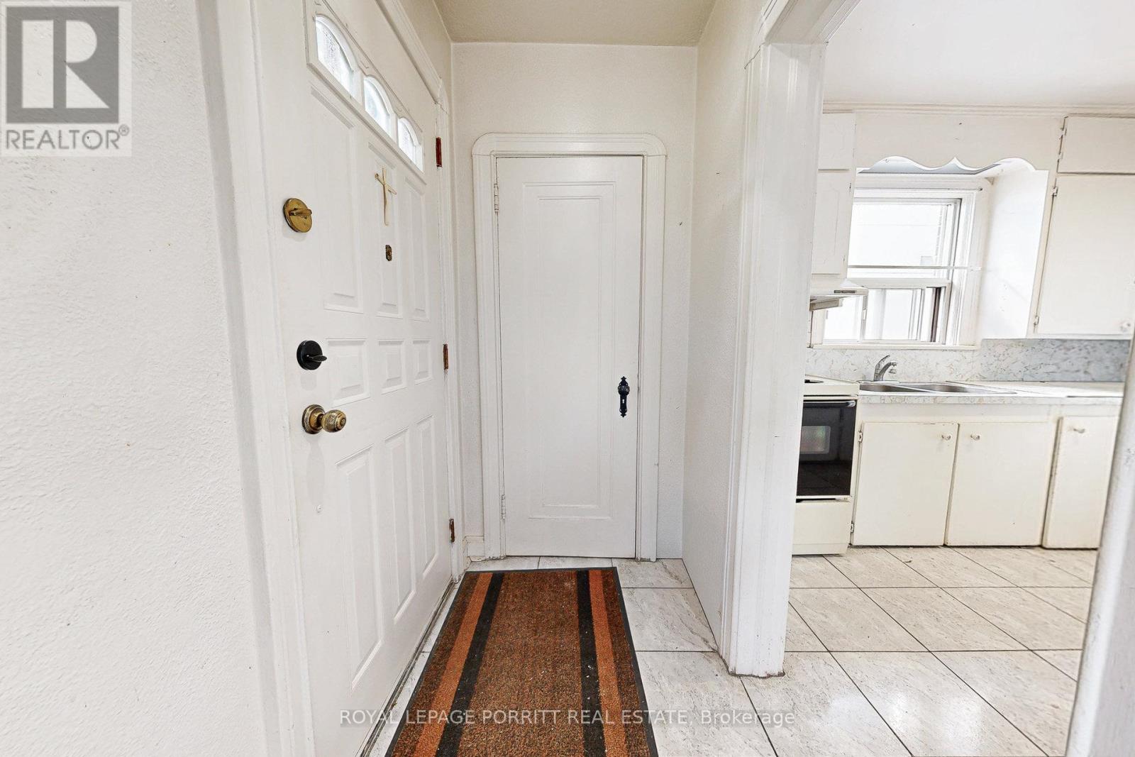 18 Stephen Drive, Toronto, Ontario  M8Y 3M6 - Photo 6 - W12381524