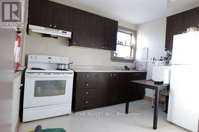 2139 Kingsway Drive, Kitchener, Ontario  N2C 1A1 - Photo 5 - X12381423