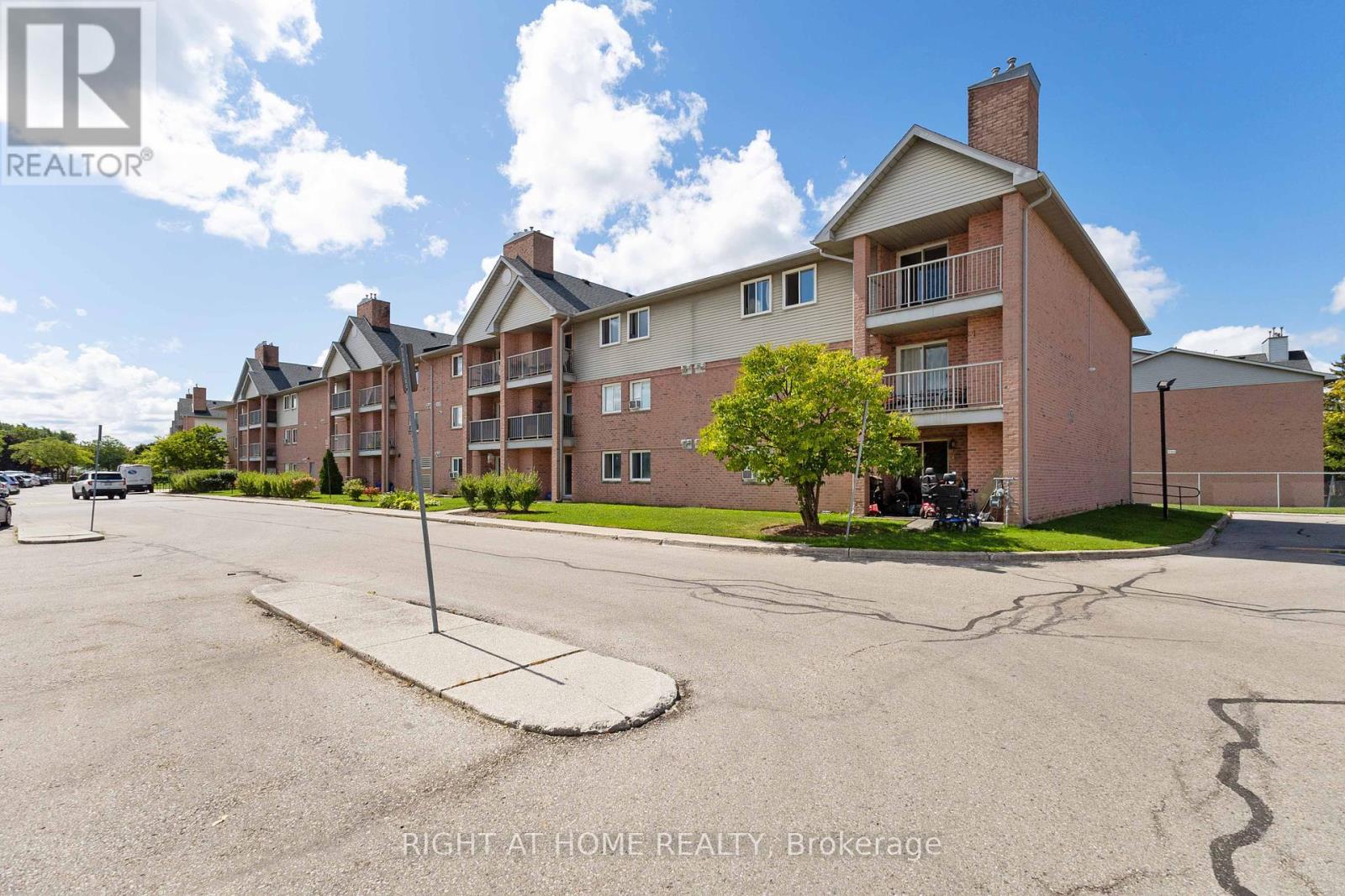 80 - 136 Conway Drive, London South, Ontario  N6E 3N1 - Photo 2 - X12381496