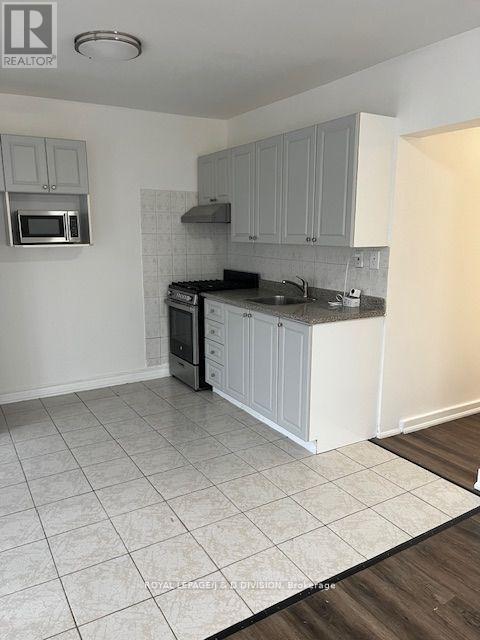 Upper - 169 Chambers Avenue, Toronto, Ontario  M6N 3M5 - Photo 5 - W12270605