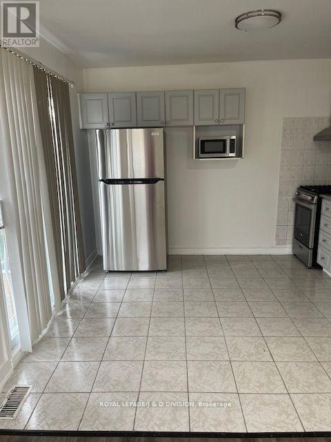 Upper - 169 Chambers Avenue, Toronto, Ontario  M6N 3M5 - Photo 6 - W12270605