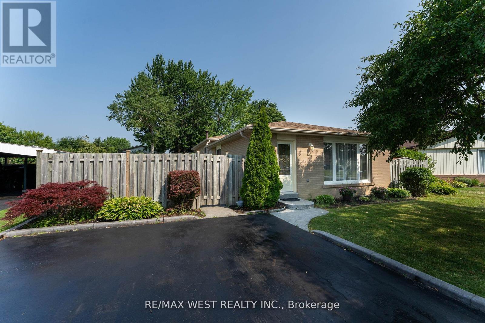 44 Fidelia Crescent, Brampton, Ontario  L6T 3P8 - Photo 5 - W12381569