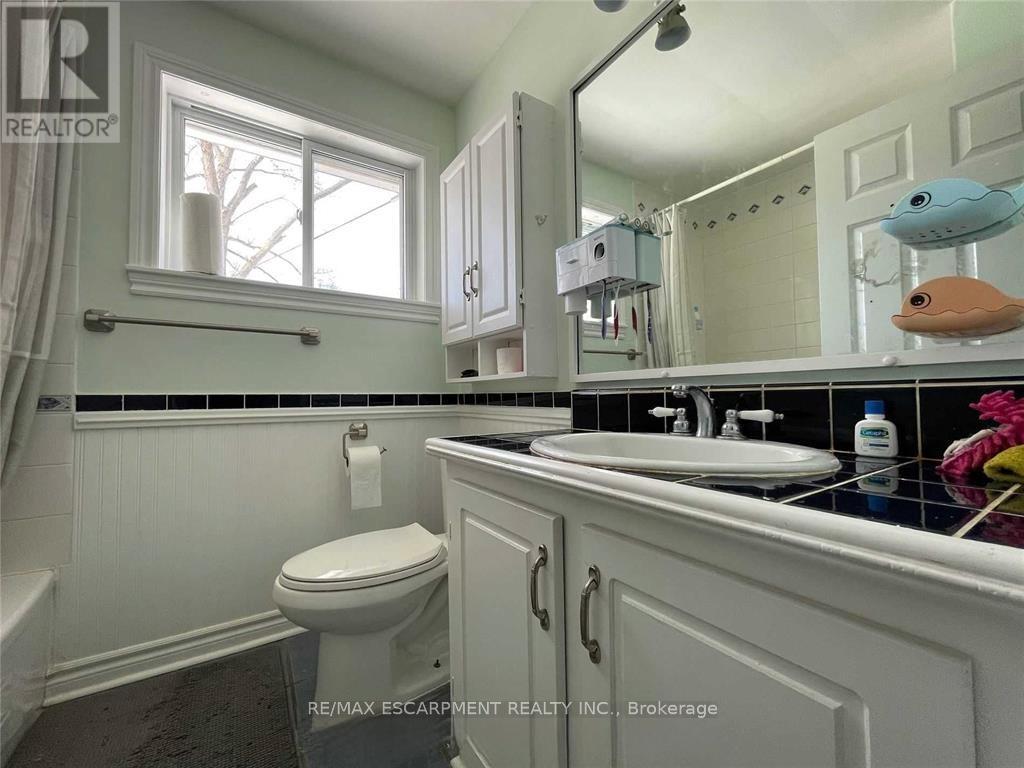 5433 Spruce Avenue, Burlington, Ontario  L7L 1N8 - Photo 11 - W12381622