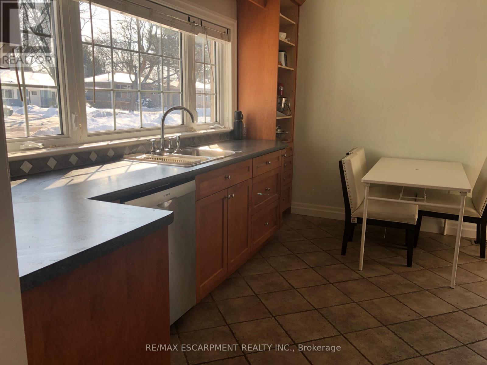 5433 Spruce Avenue, Burlington, Ontario  L7L 1N8 - Photo 14 - W12381622