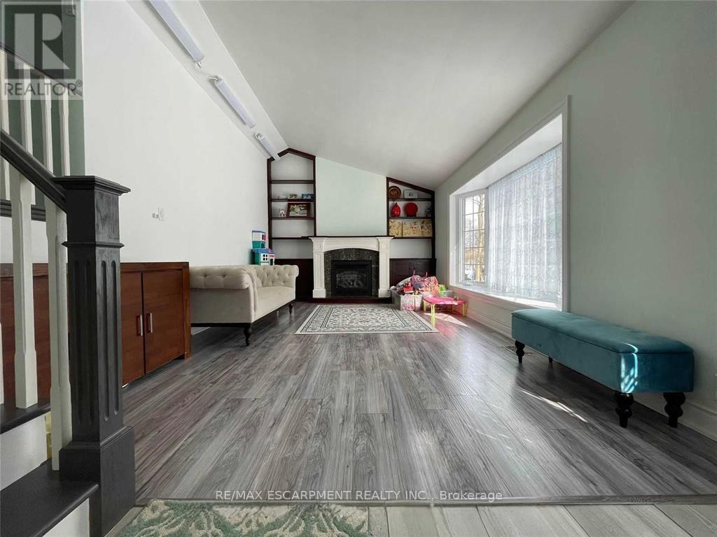 5433 Spruce Avenue, Burlington, Ontario  L7L 1N8 - Photo 5 - W12381622
