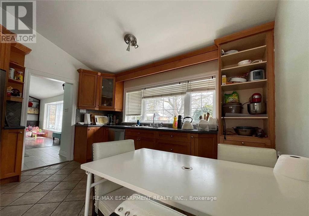 5433 Spruce Avenue, Burlington, Ontario  L7L 1N8 - Photo 6 - W12381622