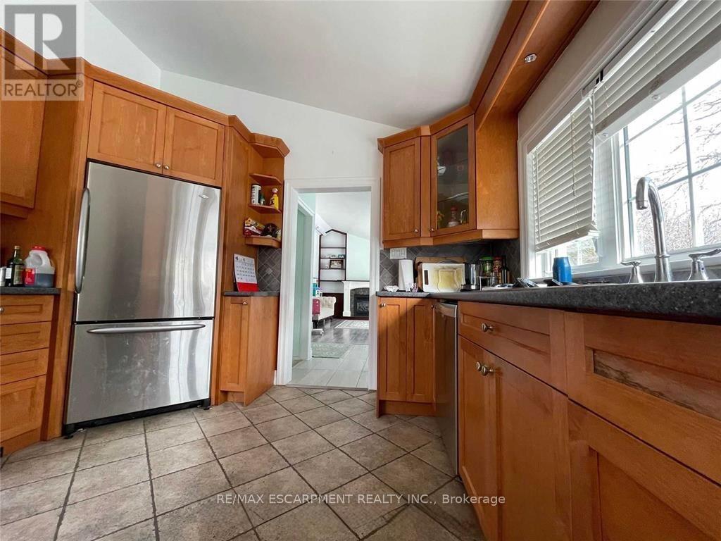 5433 Spruce Avenue, Burlington, Ontario  L7L 1N8 - Photo 7 - W12381622