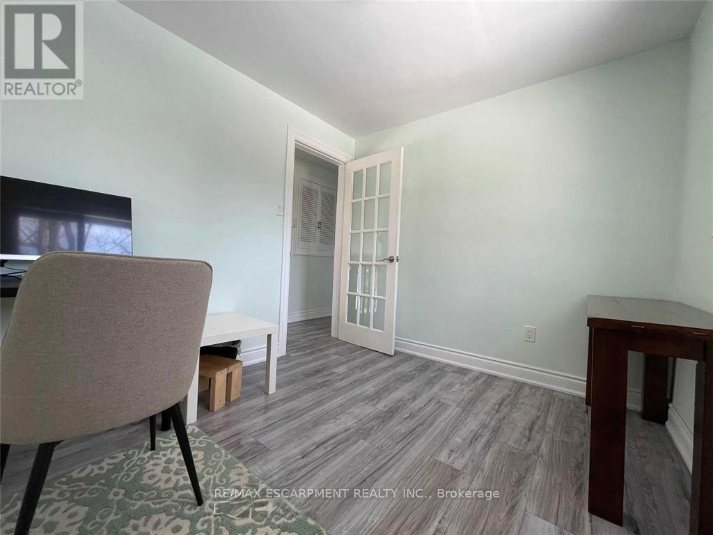 5433 Spruce Avenue, Burlington, Ontario  L7L 1N8 - Photo 9 - W12381622