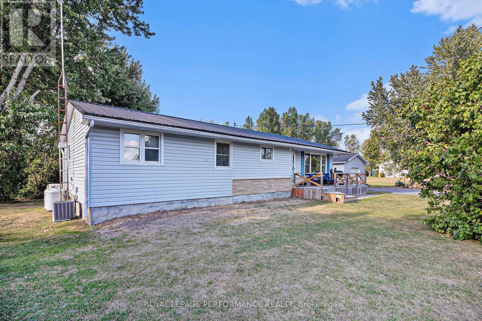 16099 Northfield Road, South Stormont, Ontario  K0C 1R0 - Photo 4 - X12381820