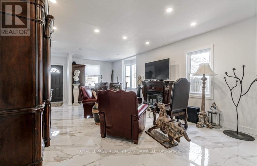 564 Lyons Lane, Oakville, Ontario  L6J 2Y1 - Photo 6 - W12370151