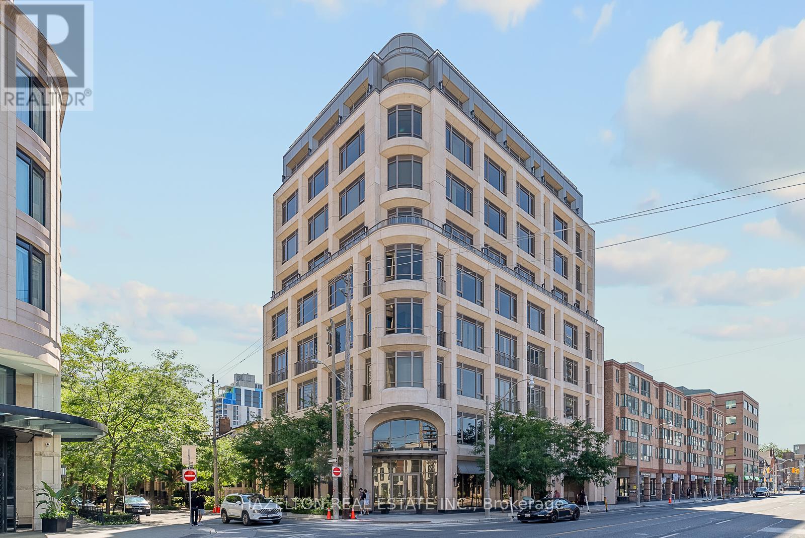 802 - 128 HAZELTON AVENUE, Toronto, Ontario