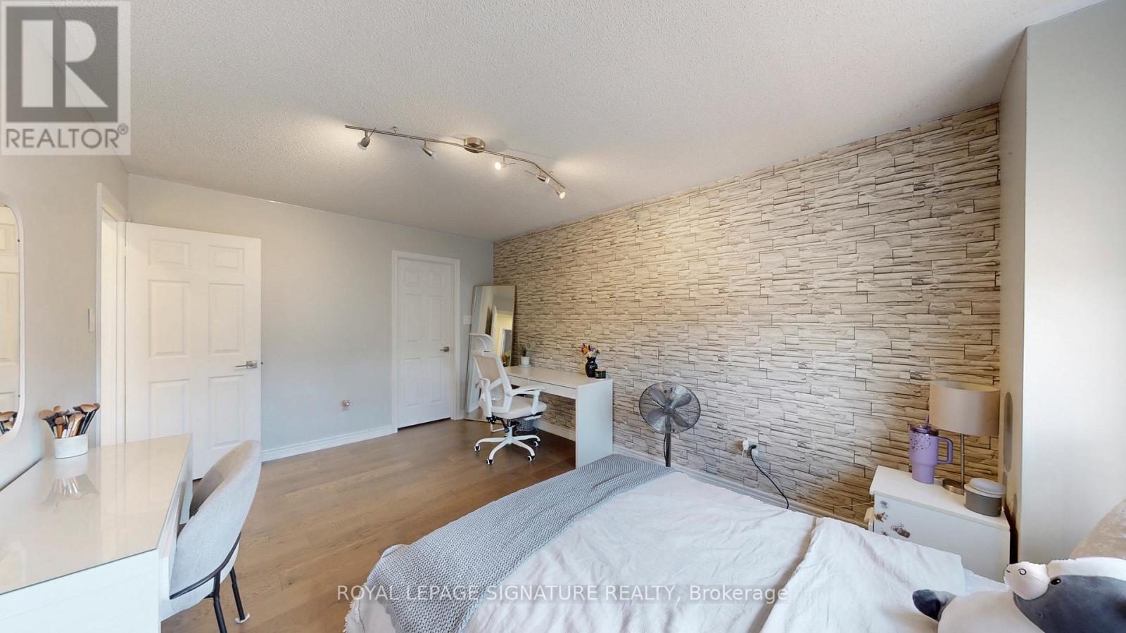 25 Sawston Circle, Brampton, Ontario  L7A 2N7 - Photo 31 - W12380456