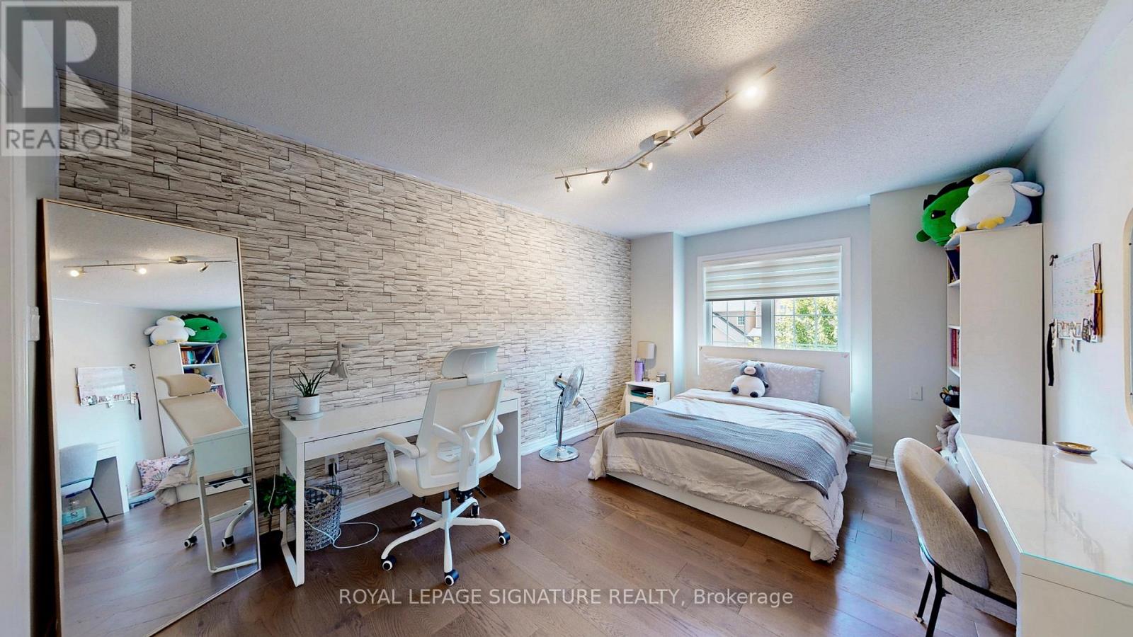 25 Sawston Circle, Brampton, Ontario  L7A 2N7 - Photo 30 - W12380456
