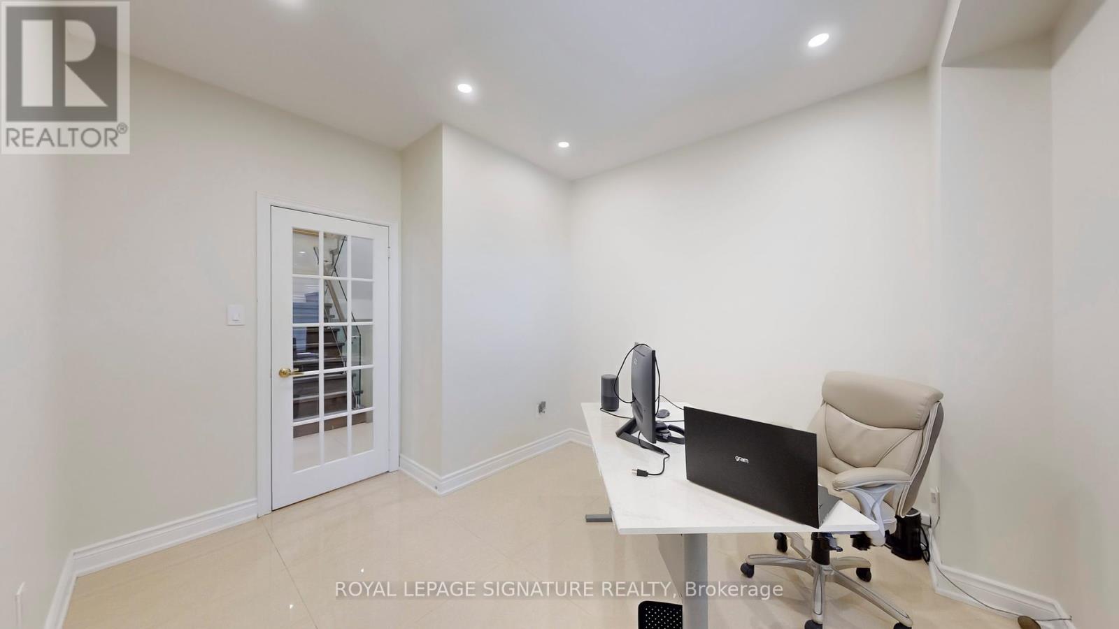 25 Sawston Circle, Brampton, Ontario  L7A 2N7 - Photo 12 - W12380456