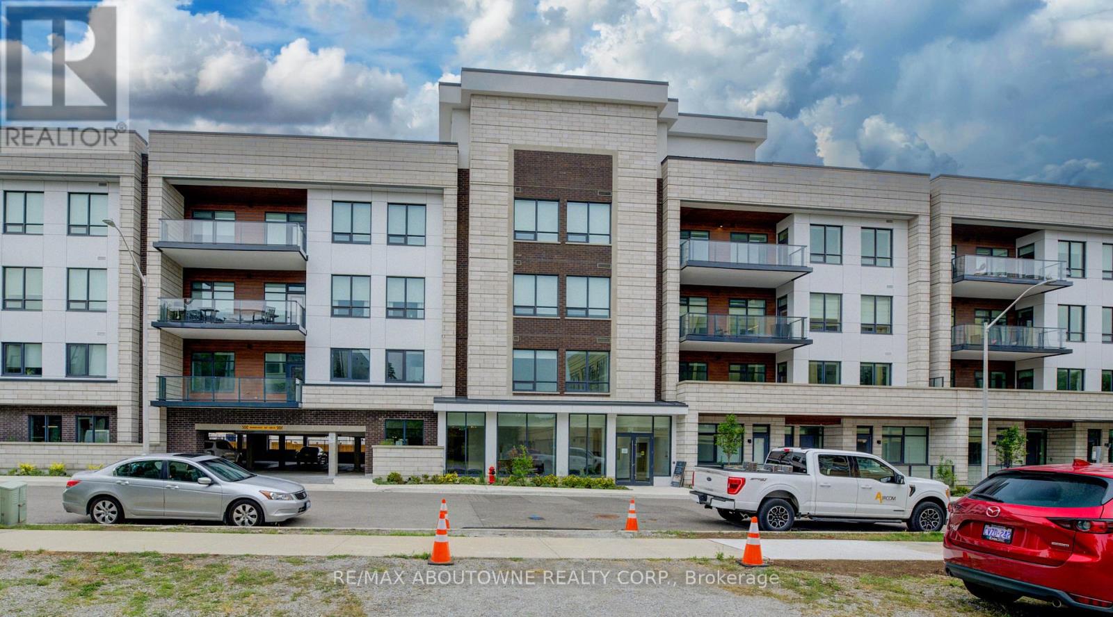 314 - 123 Maurice Drive, Oakville, Ontario  L6K 2W6 - Photo 3 - W12361183