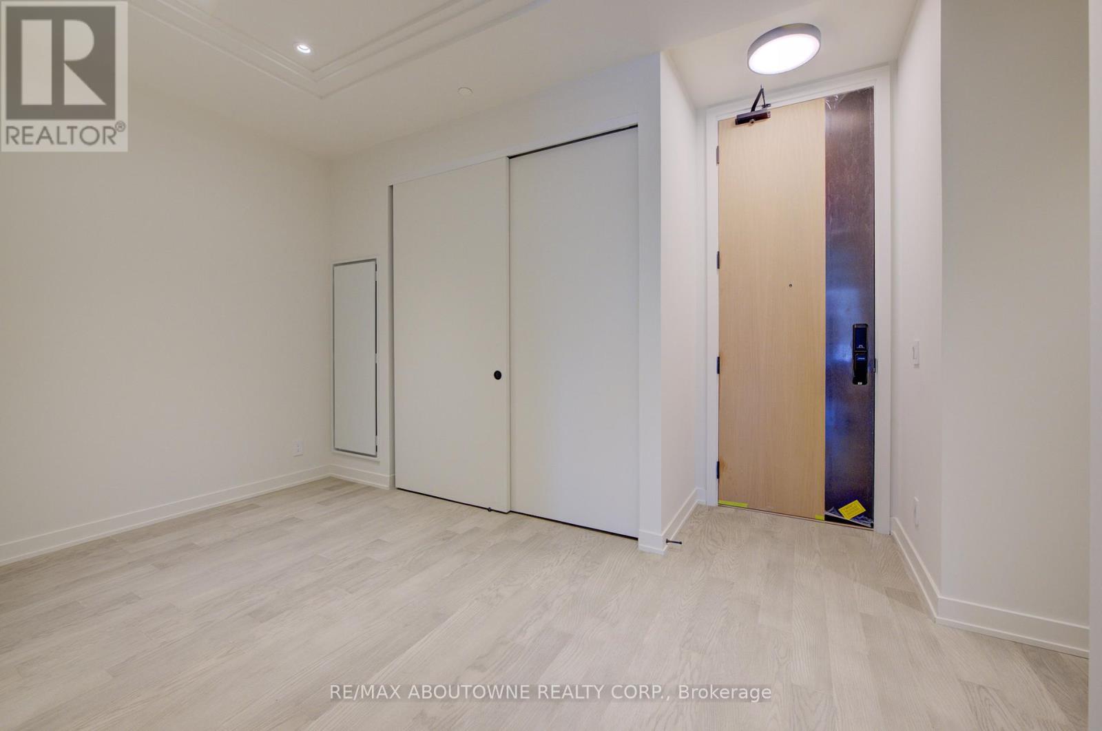 314 - 123 Maurice Drive, Oakville, Ontario  L6K 2W6 - Photo 14 - W12361183