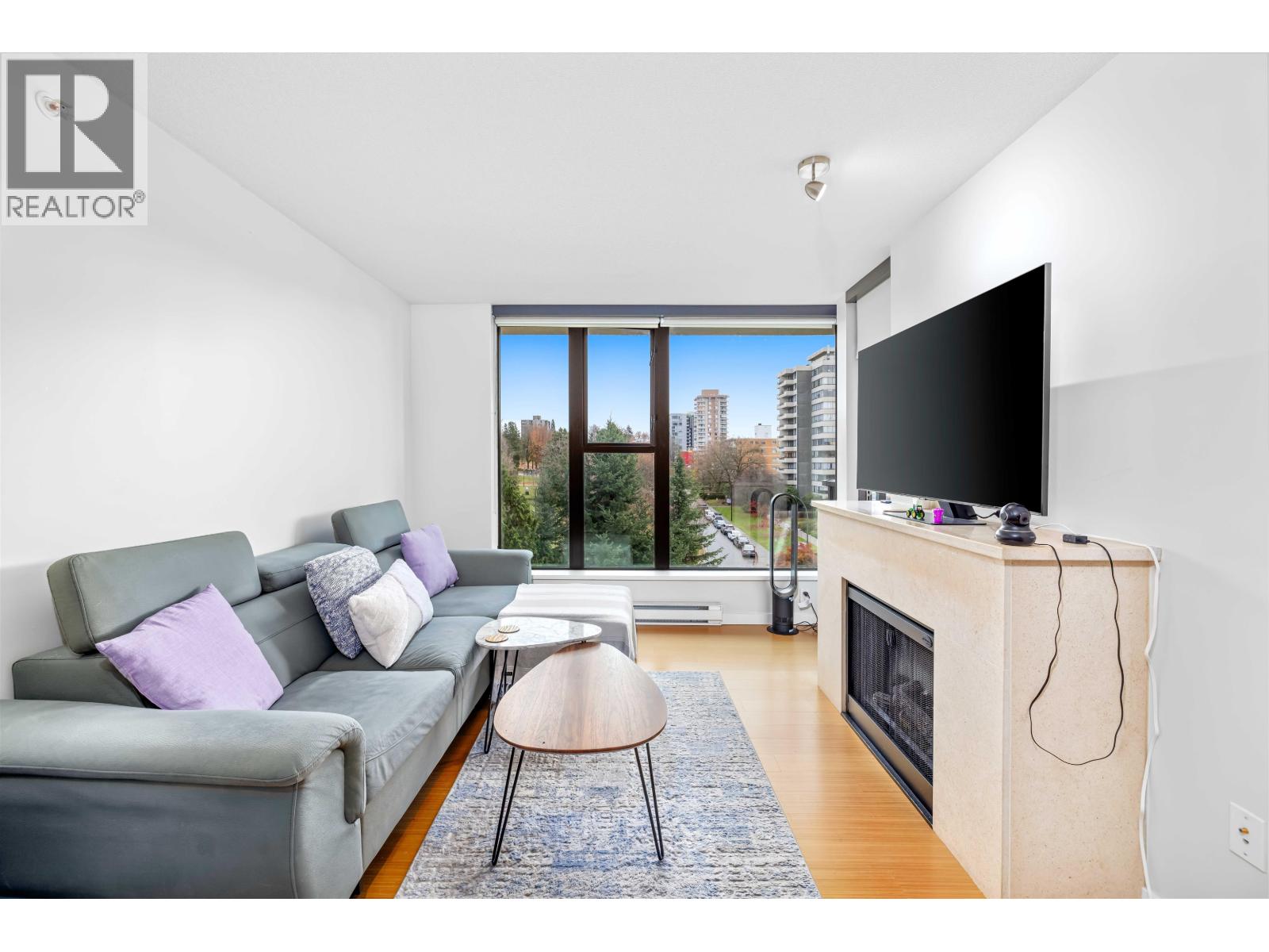 602 683 W Victoria Park, North Vancouver, British Columbia  V7M 0A2 - Photo 2 - R3043744