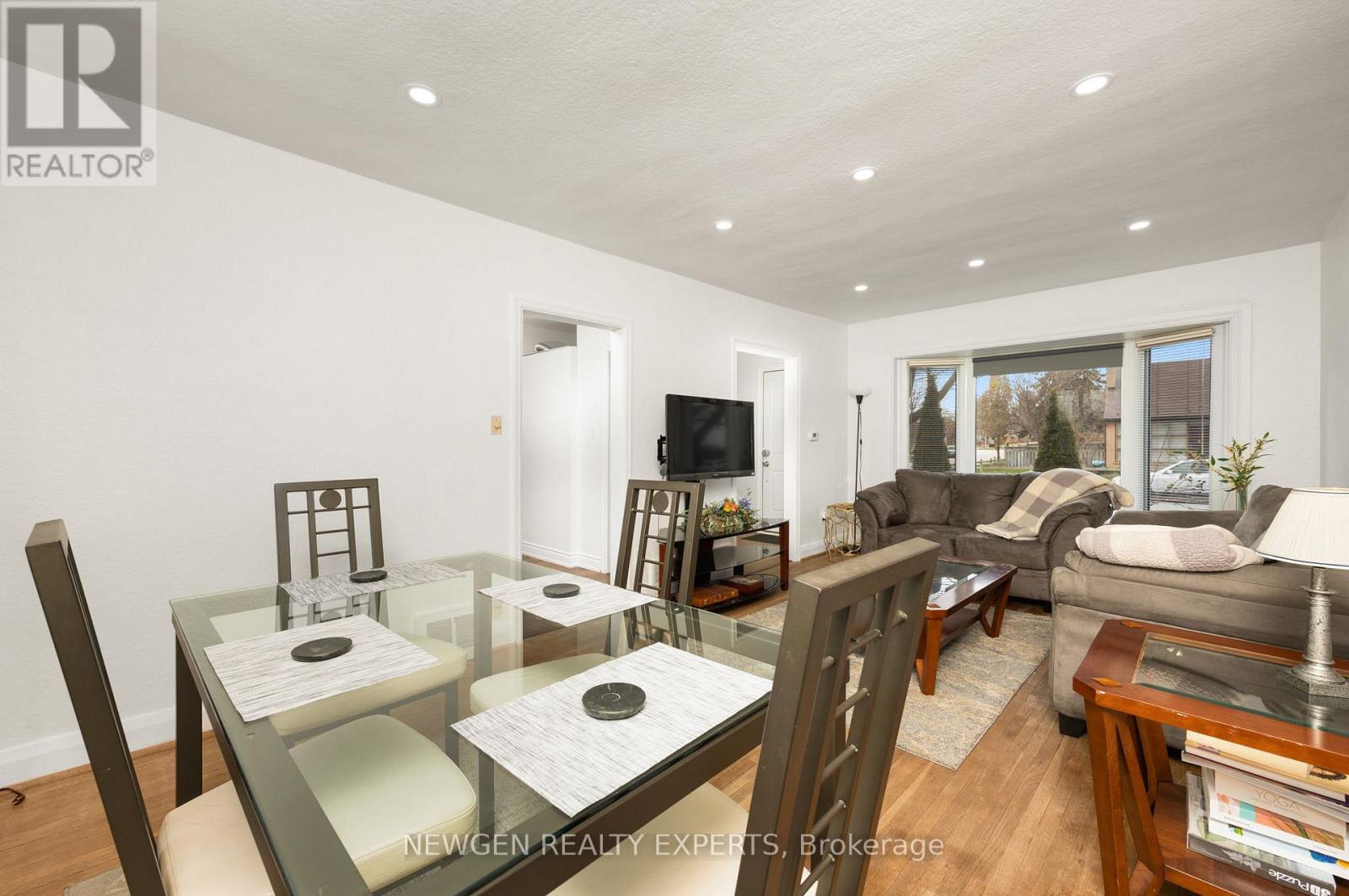 93 Ashbourne Drive, Toronto, Ontario  M9B 4H6 - Photo 21 - W12381805
