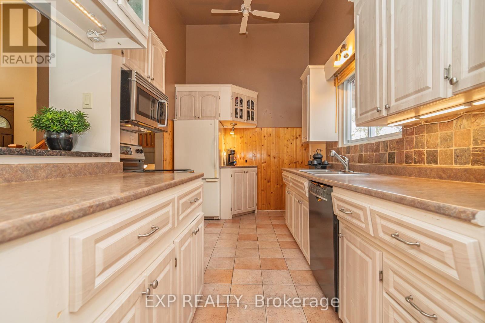 220 Ancaster Avenue, Ottawa, Ontario  K2B 5B3 - Photo 8 - X12381932